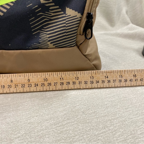 Nike Brasilia Men's Tan and Black Duffel Bag with Neon Logo Running - Picture 7 of 9